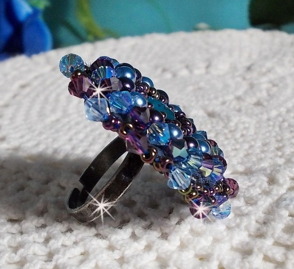 Anillo Royal Blue Roses bordado con un cabujón de cristal y hermosas perlas barrocas