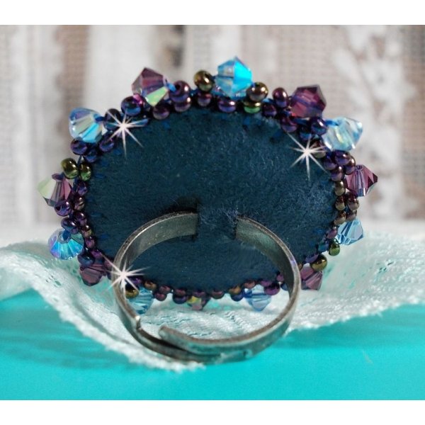 Anillo Royal Blue Roses bordado con un cabuj&oacute;n de cristal y hermosas perlas barrocas