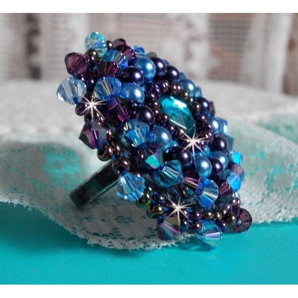 Anillo Royal Blue Roses bordado con un cabuj&oacute;n de cristal y hermosas perlas barrocas