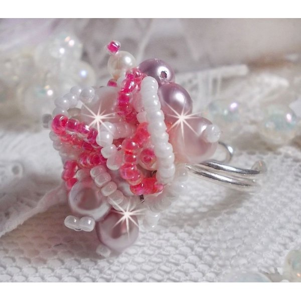 Bague Roses D&eacute;tente est brod&eacute;e avec des cristaux de Swarovski, une bague en argent massif 925/1000 et des rocailles