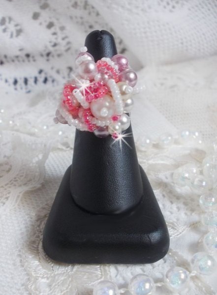 Bague Roses D&eacute;tente est brod&eacute;e avec des cristaux de Swarovski, une bague en argent massif 925/1000 et des rocailles