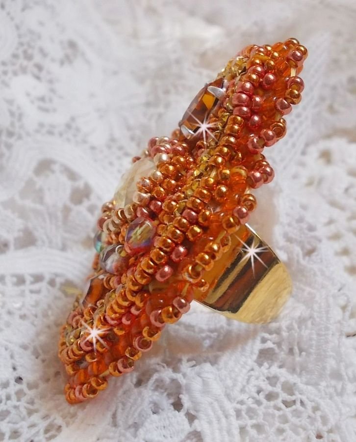 Anillo de rumba bordado con un precioso cristal de Swarovski naranja, facetas y cuentas de rocalla Miyuki