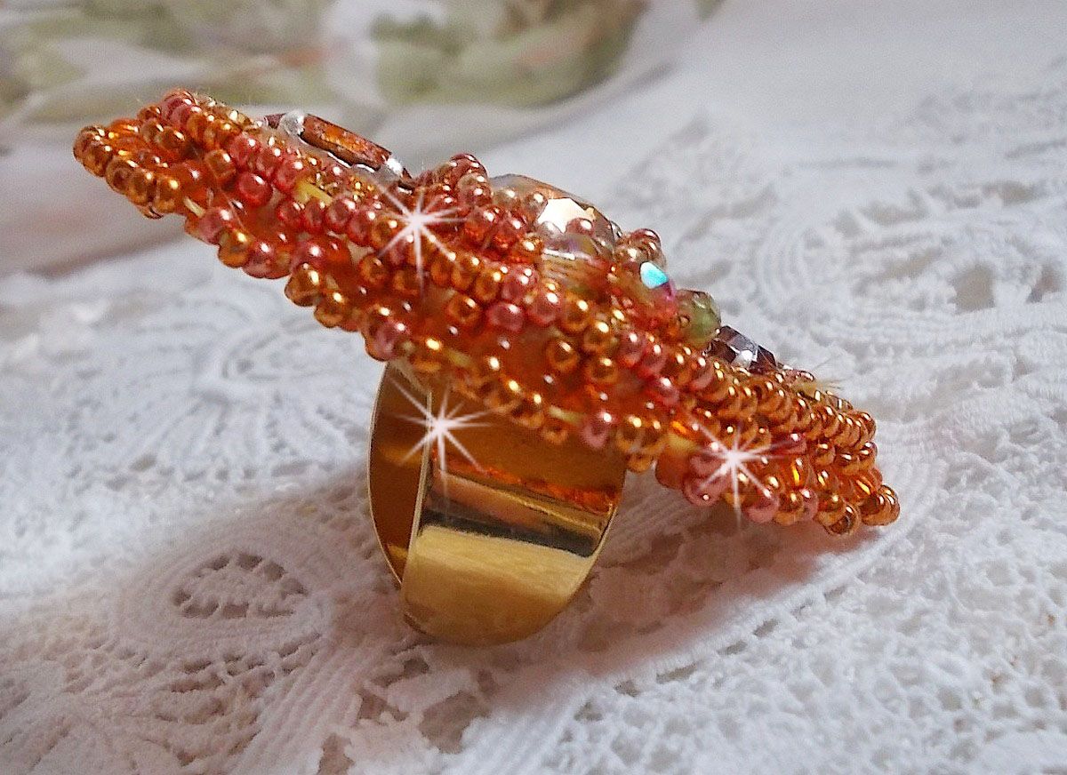 Anillo de rumba bordado con un precioso cristal de Swarovski naranja, facetas y cuentas de rocalla Miyuki