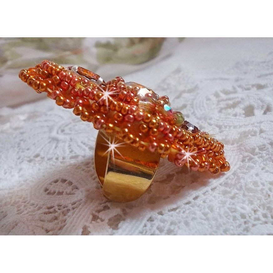 Anillo de rumba bordado con un precioso cristal de Swarovski naranja, facetas y cuentas de rocalla Miyuki