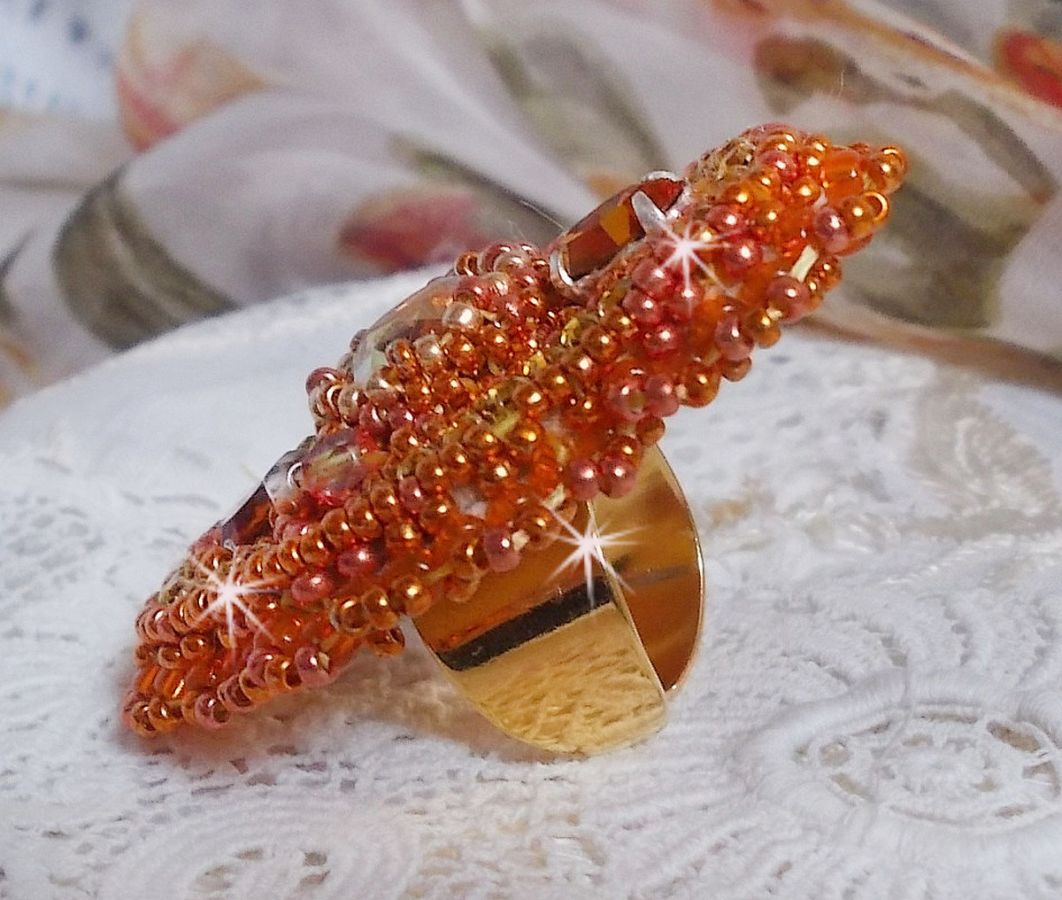 Anillo de rumba bordado con un precioso cristal de Swarovski naranja, facetas y cuentas de rocalla Miyuki