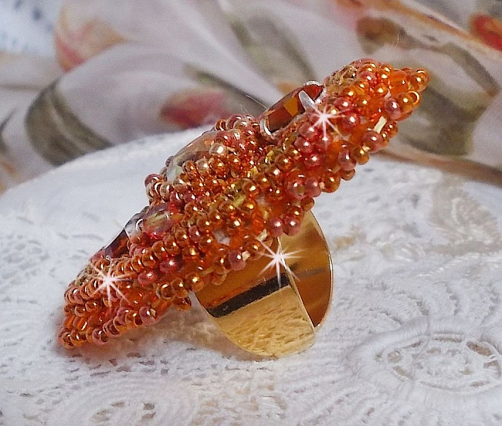 Anillo de rumba bordado con un precioso cristal de Swarovski naranja, facetas y cuentas de rocalla Miyuki
