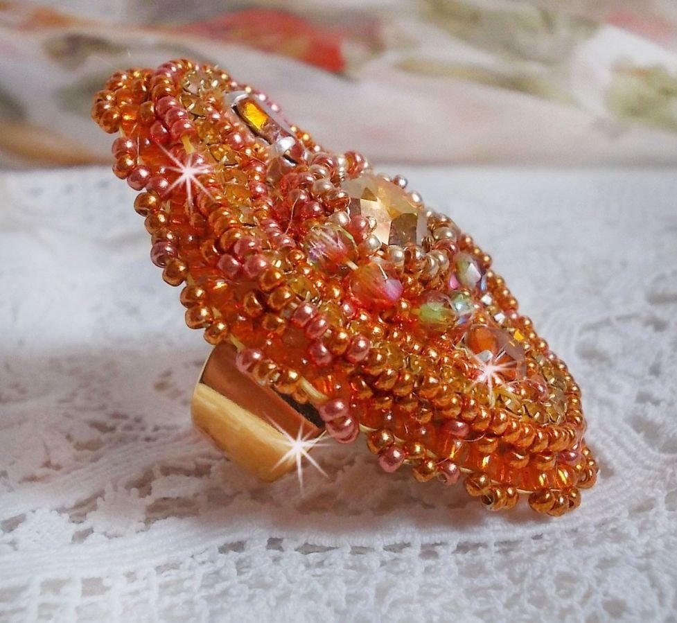 Anillo de rumba bordado con un precioso cristal de Swarovski naranja, facetas y cuentas de rocalla Miyuki