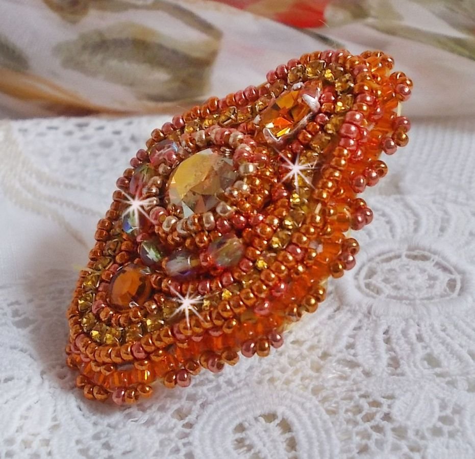 Anillo de rumba bordado con un precioso cristal de Swarovski naranja, facetas y cuentas de rocalla Miyuki