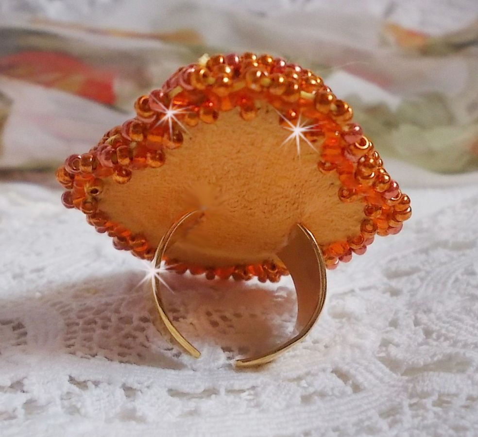 Anillo de rumba bordado con un precioso cristal de Swarovski naranja, facetas y cuentas de rocalla Miyuki