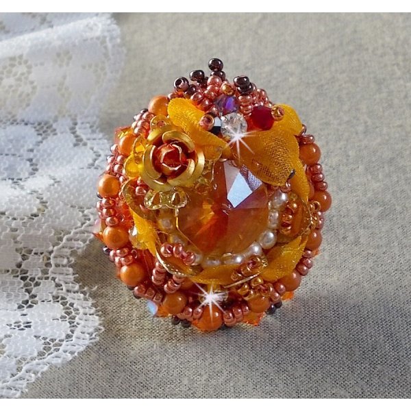 Anillo Les R&ecirc;ves d'Acapulco bordado con cristales de Swarovski, cuentas de rocalla Miyuki, cristal y perlas en un estilo &eacute;tnico boho chic