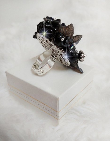 Bague Soir de Lune cr&eacute;&eacute;e avec des fleurs lucites Noires et Grises peintes &agrave; la main, cristaux, perles en r&eacute;sine, perles en verre et coupelle argent&eacute;e. Le tout est mont&eacute; sur une bague argent&eacute;e