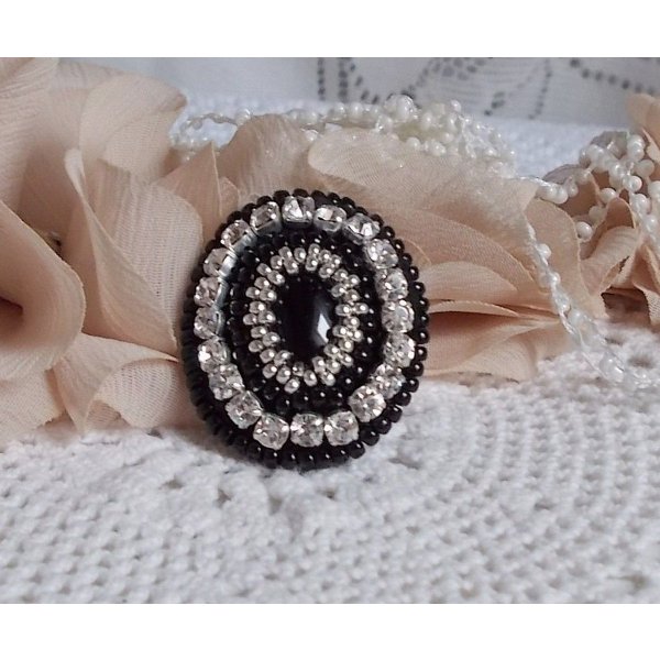 Anillo Piedra Negra bordado con una piedra preciosa, &oacute;nice negro, cristales y cuentas de semillas