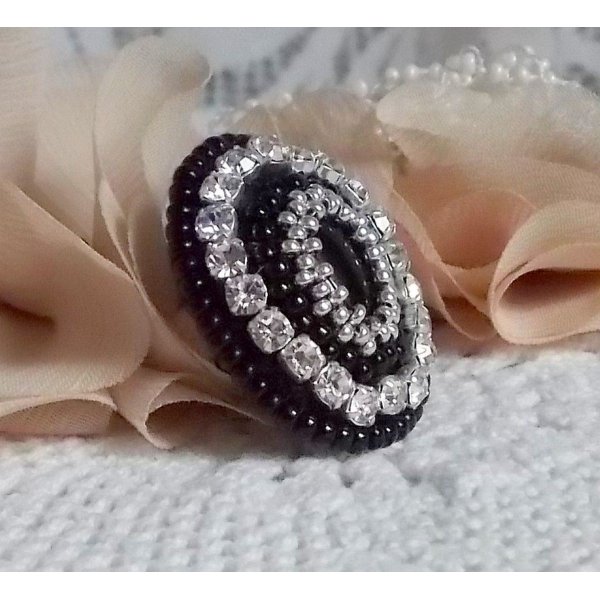 Anillo Piedra Negra bordado con una piedra preciosa, &oacute;nice negro, cristales y cuentas de semillas