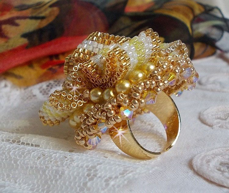 Anillo Sunflower Gold Haute-Couture bordado con rocallas chapadas en oro de 24 quilates y cristales de Swarovski 