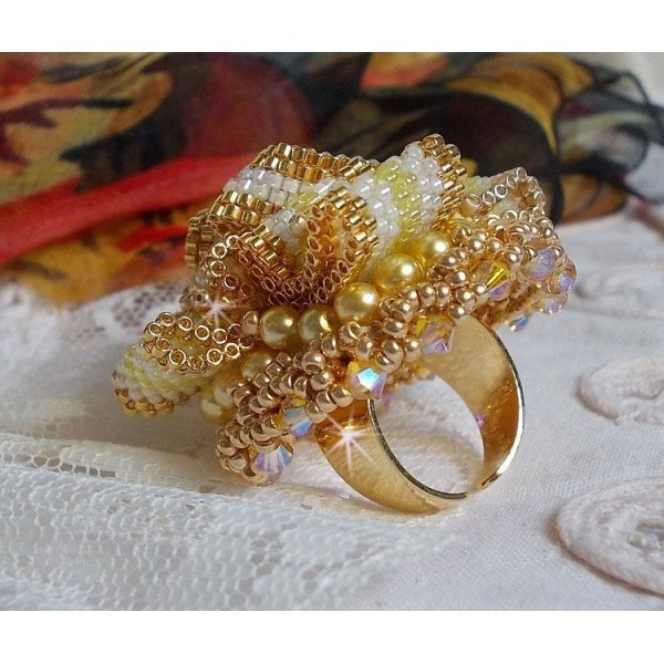 Anillo Sunflower Gold Haute-Couture bordado con rocallas chapadas en oro de 24 quilates y cristales de Swarovski 