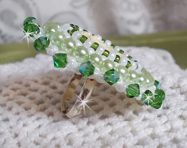 Bague S&eacute;duction Charme cr&eacute;e avec un cabochon d'un style Victorien d'une femme aux cheveux boucl&eacute;es avec des roses