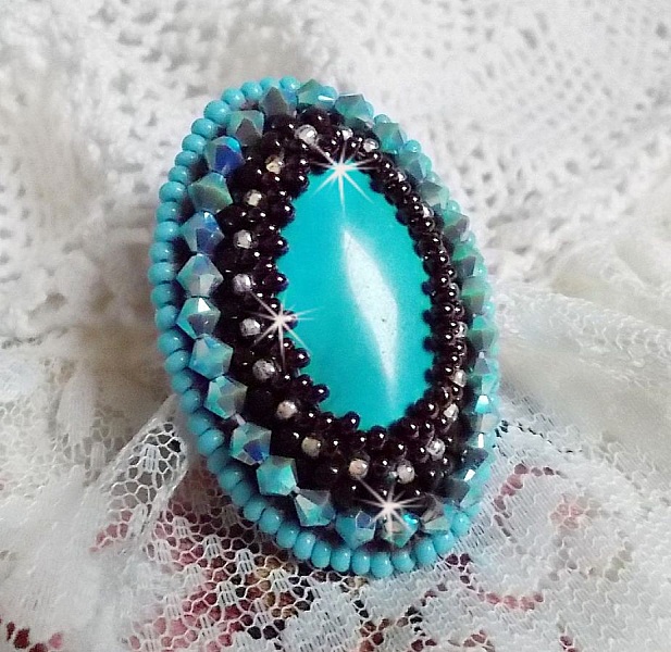 Anillo de Turquesa bordado con un cabuj&oacute;n de Turquesa, peonzas de PureCrystal y rocallas