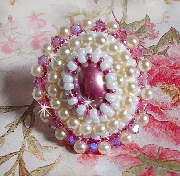 Bague Valmont Victorienne avec un cabochon en r&eacute;sine et des perles nacr&eacute;es