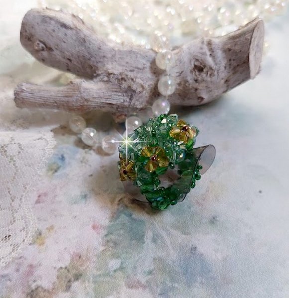 Anillo Tierno Verde con Facetas y Hileras de Cristal Swarovski