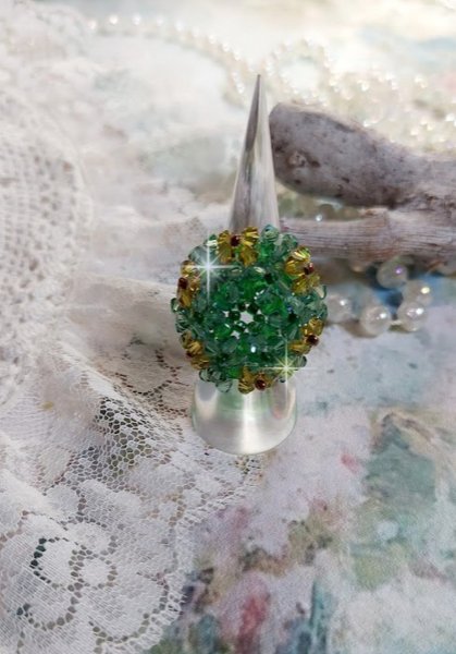 Anillo Tierno Verde con Facetas y Hileras de Cristal Swarovski