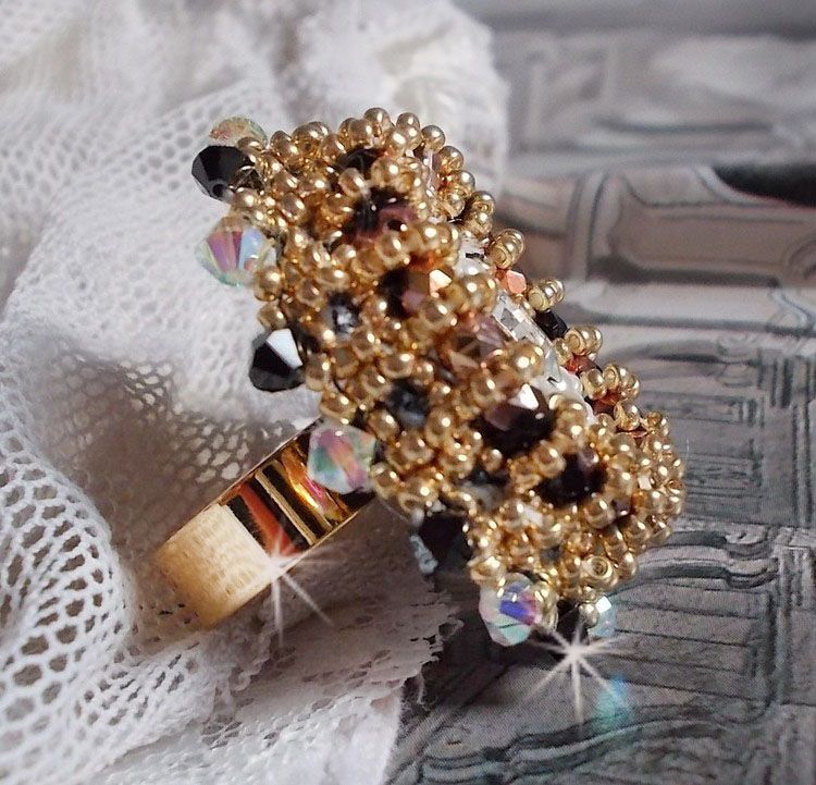 Anillo Negro Sagrado bordado con cristales de Swarovski vintage, facetas y cuentas de semillas