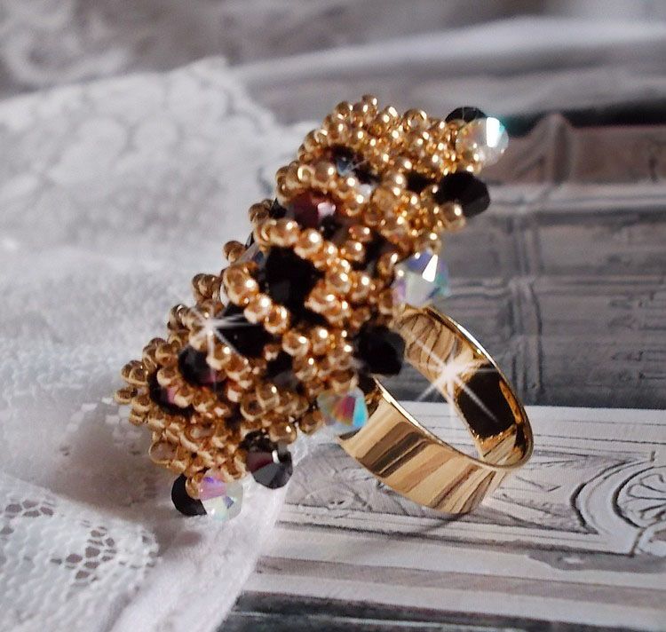 Anillo Negro Sagrado bordado con cristales de Swarovski vintage, facetas y cuentas de semillas