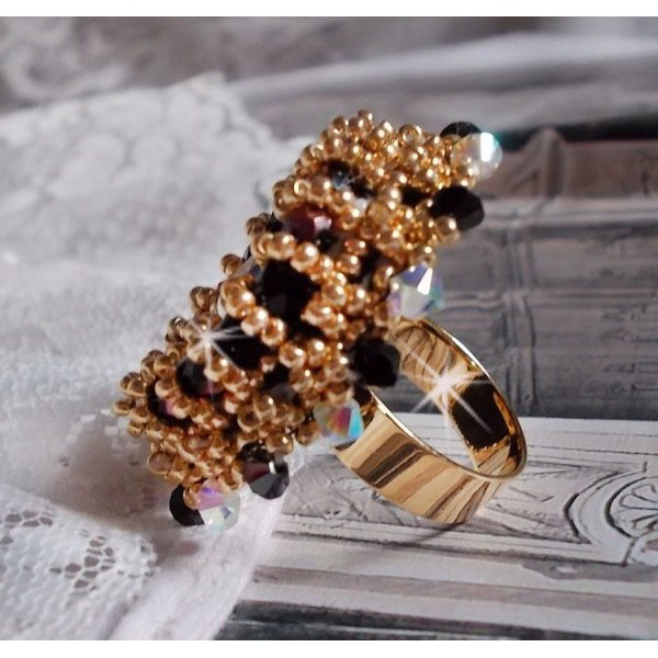 Anillo Negro Sagrado bordado con cristales de Swarovski vintage, facetas y cuentas de semillas