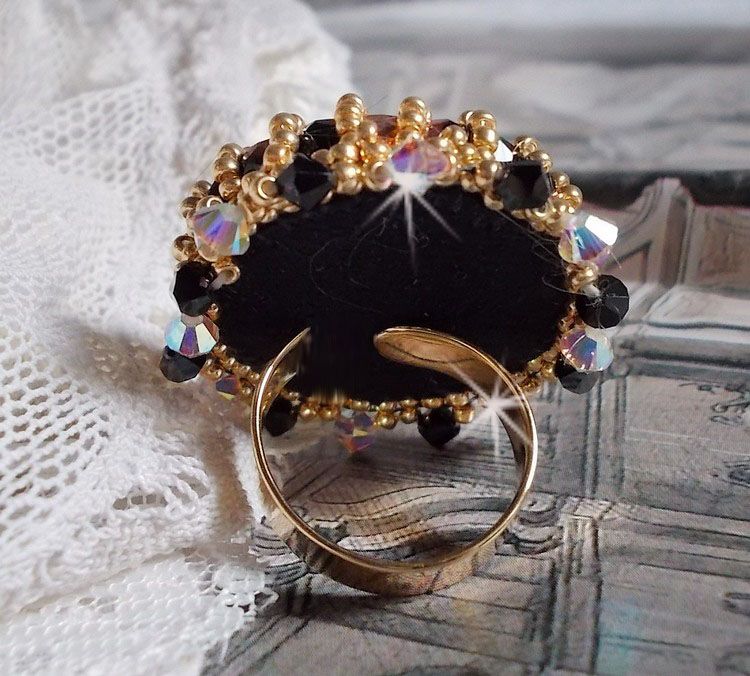 Anillo Negro Sagrado bordado con cristales de Swarovski vintage, facetas y cuentas de semillas