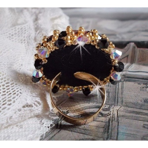 Anillo Negro Sagrado bordado con cristales de Swarovski vintage, facetas y cuentas de semillas