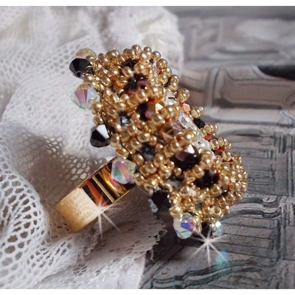 Anillo Negro Sagrado bordado con cristales de Swarovski vintage, facetas y cuentas de semillas