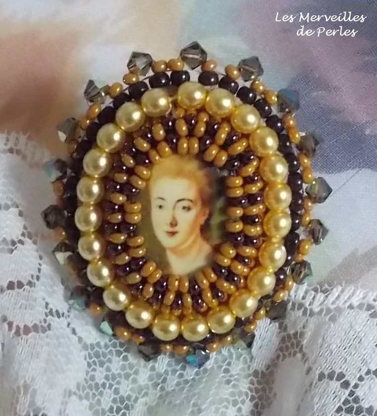 Anillo Mme de Pompadour bordado con perlas nacaradas, cristal Swarovski, una seducción muy bella