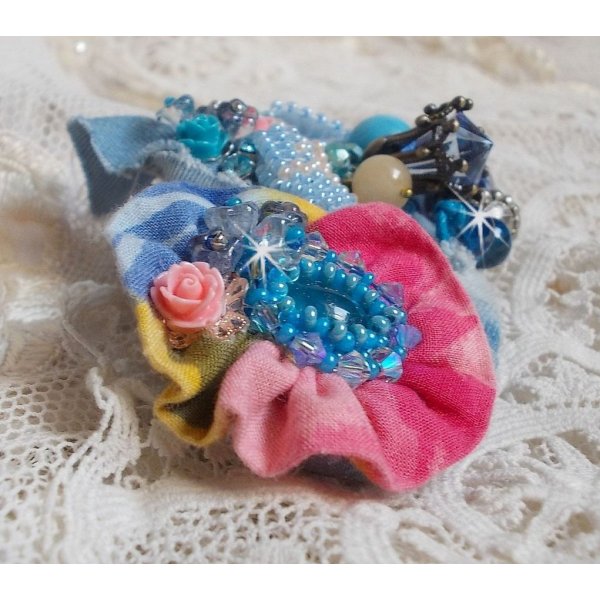 Pinza para el pelo Far West bordada con piedras semipreciosas (sodalita y jade amarillo), tela de jean con flores, cristales de Swarovski y rocallas