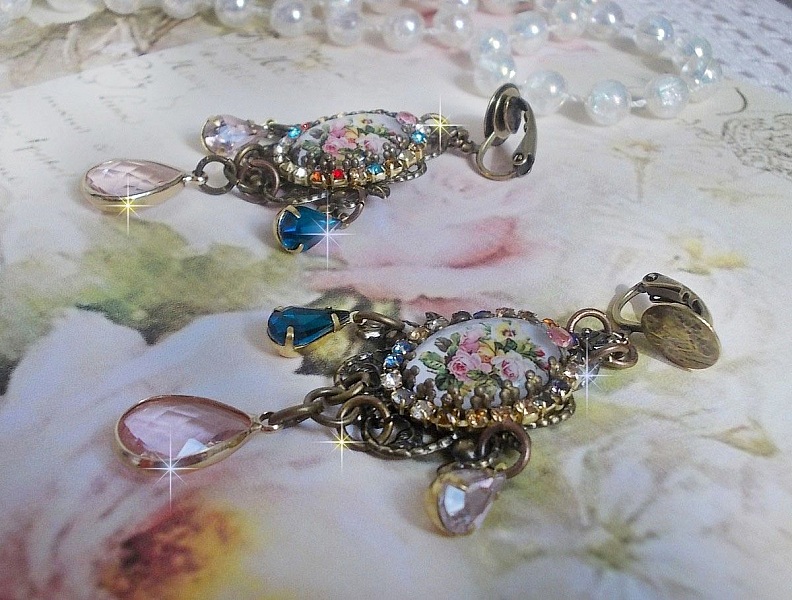 BO Afecto de Rosas creado con cabujones de vidrio que representan un ramo, cuentas de vidrio, strass de diferentes colores y accesorios de lat&oacute;n