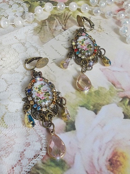 BO Afecto de Rosas creado con cabujones de vidrio que representan un ramo, cuentas de vidrio, strass de diferentes colores y accesorios de lat&oacute;n