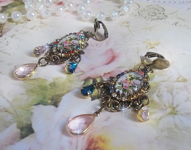 BO Afecto de Rosas creado con cabujones de vidrio que representan un ramo, cuentas de vidrio, strass de diferentes colores y accesorios de lat&oacute;n