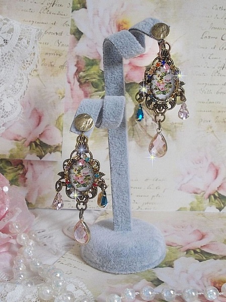 BO Afecto de Rosas creado con cabujones de vidrio que representan un ramo, cuentas de vidrio, strass de diferentes colores y accesorios de lat&oacute;n