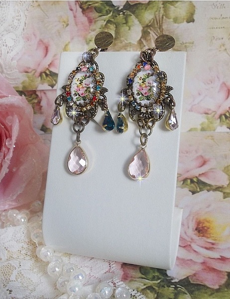 BO Afecto de Rosas creado con cabujones de vidrio que representan un ramo, cuentas de vidrio, strass de diferentes colores y accesorios de lat&oacute;n