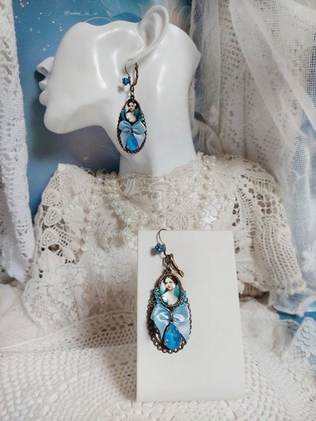 BO Aily cr&eacute;&eacute;es avec cabochons loupes, n&oelig;ud satin, strass, perles Cristal Swarovski, dormeuses laiton