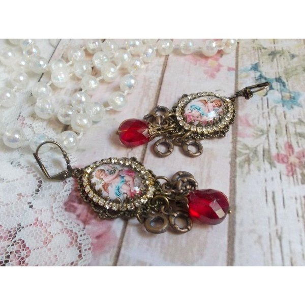 BO Petit Ange creado con cabujones de &Aacute;ngel lupa, cristales, abalorios y cuentas de cristal