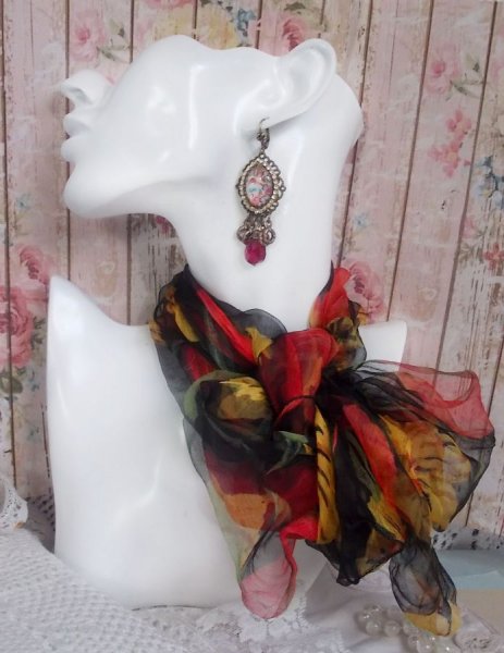 BO Petit Ange creado con cabujones de &Aacute;ngel lupa, cristales, abalorios y cuentas de cristal