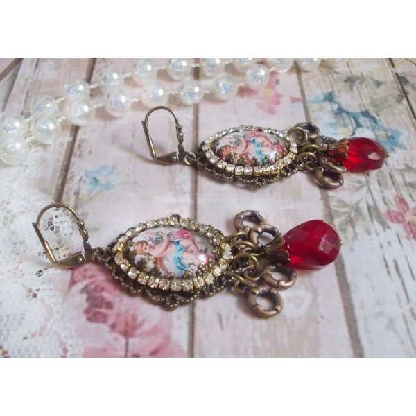 BO Petit Ange creado con cabujones de &Aacute;ngel lupa, cristales, abalorios y cuentas de cristal