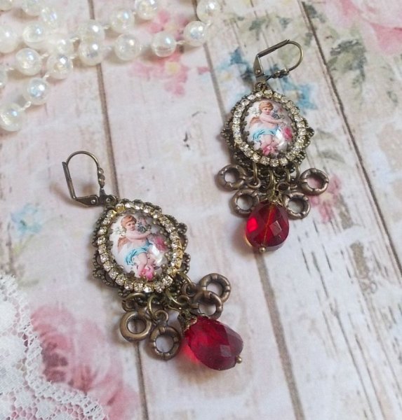 BO Petit Ange creado con cabujones de &Aacute;ngel lupa, cristales, abalorios y cuentas de cristal