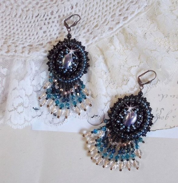 BO Angelot bordado con cabujones de resina, cuentas de cristal de Swarovski y cuentas de semillas Toho