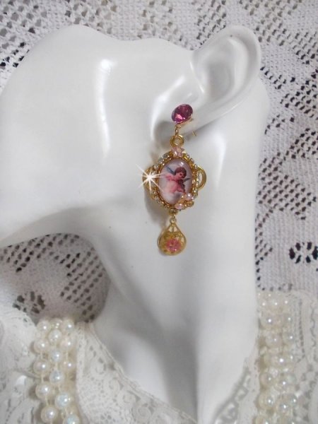 BO &Aacute;ngeles musicales creados con cabujones de PureCrystal, cabujones de lupa, sellos y circonitas rosas, 