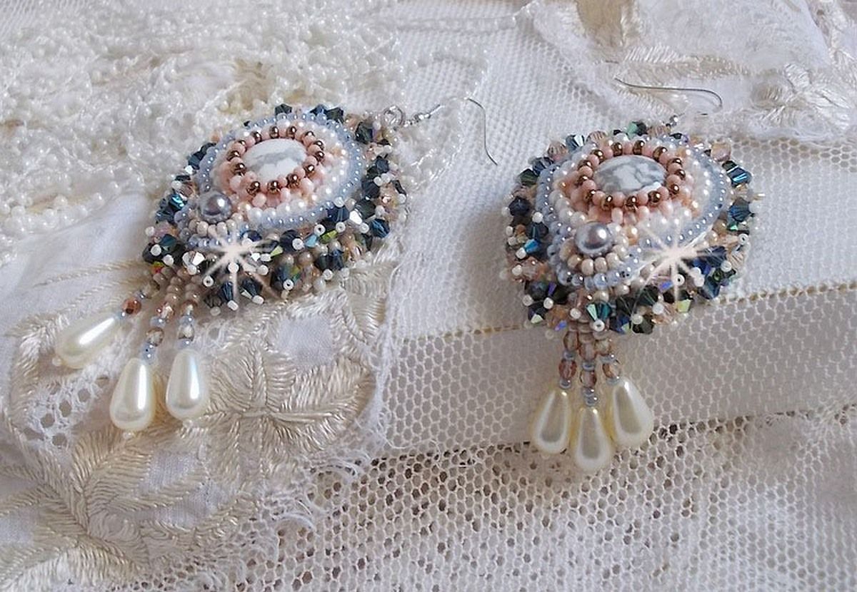 BO Angelique Marquise des Anges Haute-Couture bordado con piedras preciosas (cabujones de howlita blanca), cristales Swarovski y rocailles