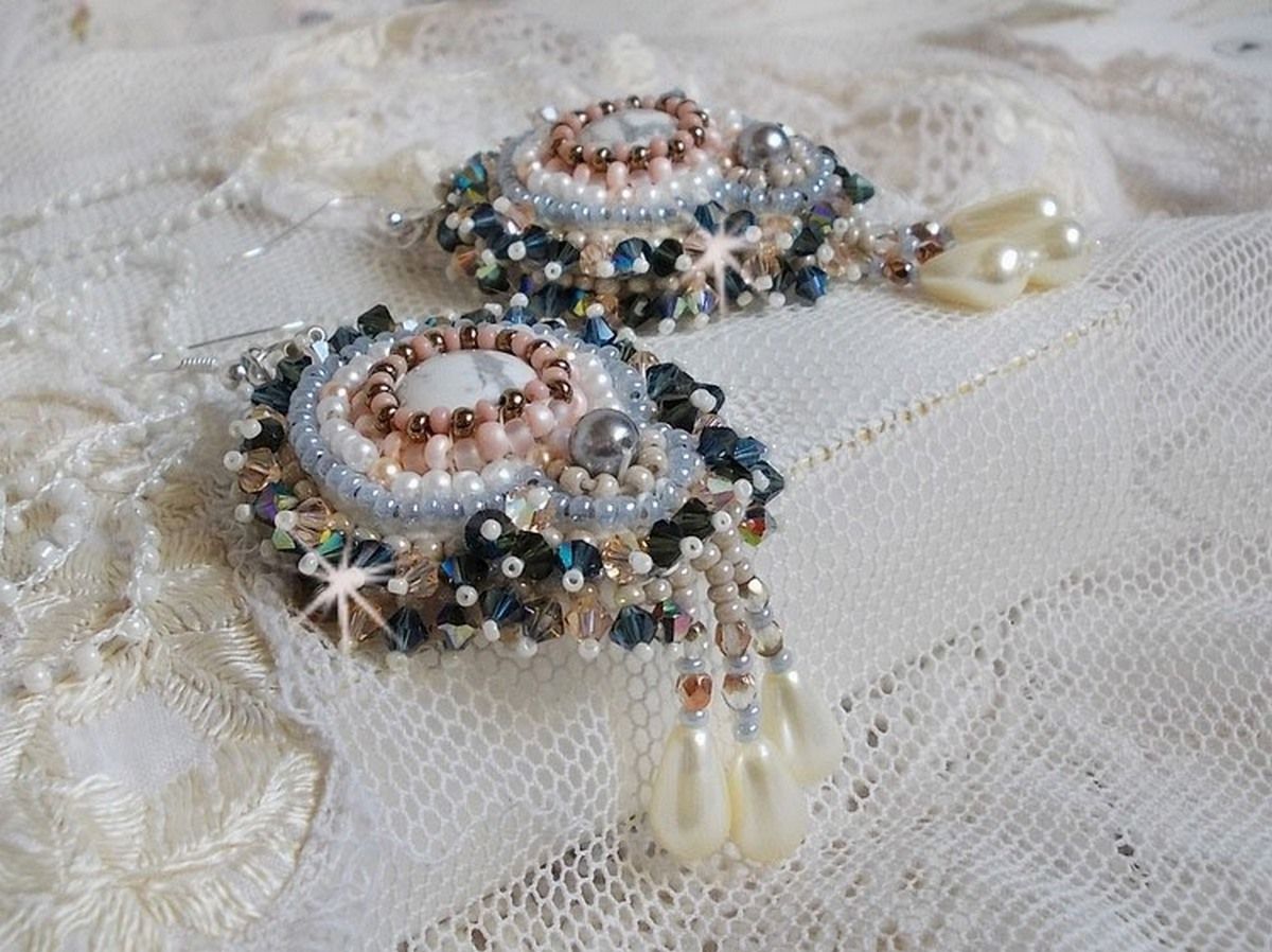 BO Angelique Marquise des Anges Haute-Couture bordado con piedras preciosas (cabujones de howlita blanca), cristales Swarovski y rocailles