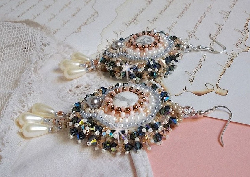 BO Angelique Marquise des Anges Haute-Couture bordado con piedras preciosas (cabujones de howlita blanca), cristales Swarovski y rocailles