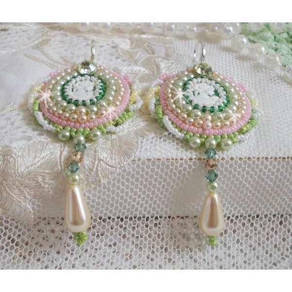 BO Anisse bordado con cabujones de resina con retratos de mujeres, cuentas de semillas y cristales de Swarovski