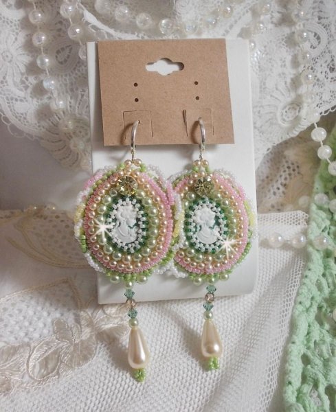 BO Anisse bordado con cabujones de resina con retratos de mujeres, cuentas de semillas y cristales de Swarovski