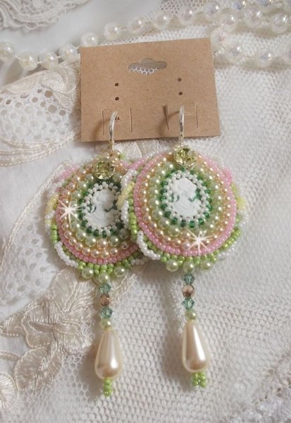 BO Anisse bordado con cabujones de resina con retratos de mujeres, cuentas de semillas y cristales de Swarovski